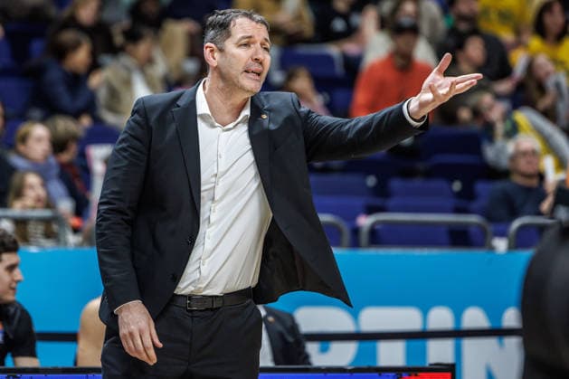 20.12.25, Berlin, Basketball, 1. Bundesliga, easyCredit BBL, Hauptrunde, 11.Spieltag, Uber Arena: ALBA BERLIN - ratiopharm Ulm. Headcoach Ty Harrelson (ratiopharm Ulm) steht gestikulierend am Spielfeldrand. ALBA BERLIN - ratiopharm Ulm