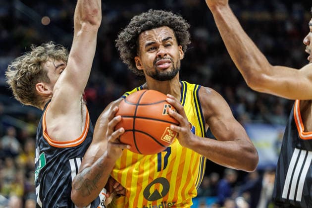 20.12.25, Berlin, Basketball, 1. Bundesliga, easyCredit BBL, Hauptrunde, 11.Spieltag, Uber Arena: ALBA BERLIN - ratiopharm Ulm. Norris Agbakoko (ALBA Berlin) kaempft sich durch zwei Ulmer Spieler. ALBA BERLIN - ratiopharm Ulm