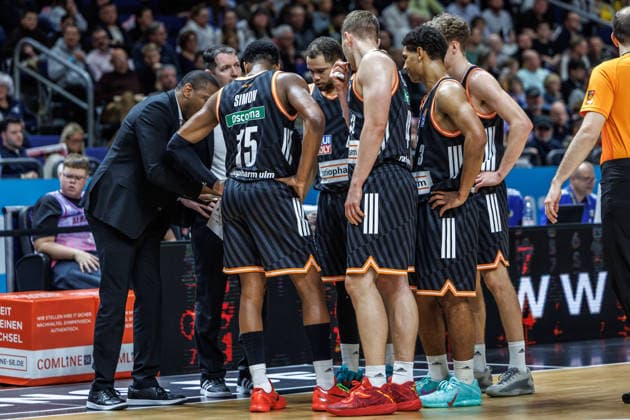 20.12.25, Berlin, Basketball, 1. Bundesliga, easyCredit BBL, Hauptrunde, 11.Spieltag, Uber Arena: ALBA BERLIN - ratiopharm Ulm. Headcoach Ty Harrelson (ratiopharm Ulm) bespricht sich mit der Mannschaft. ALBA BERLIN - ratiopharm Ulm