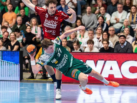 Oskar Sunnefeldt (Frisch Auf Goeppingen, 27) im Zweikampf mit Niclas Kirkeloekke (SG Flensburg-Handewitt, 05), Frisch Auf Goeppingen vs. SG Flensburg-Handewitt, Handball, 1. Bundesliga, Herren, Spielzeit 2025 2026, 20.12.2025, Frisch Auf Goeppingen vs. SG Flensburg-Handewitt, Handball, 1. Bundesliga, Herren, Spielzeit 2025 2026, 20.12.2025 Goeppingen Copyright: xEibner-Pressefoto MichaelxSchmidx EP_MST