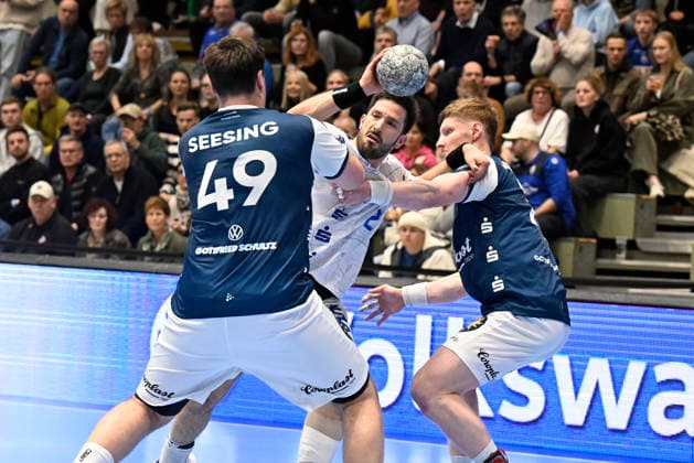 DAIKIN 1.Handball - Bundesliga - 25 26 - 18. Spieltag: Bergischer HC - TBV Lemgo Lippe am 20.12.2025 in der Uni-Halle in Wuppertal Aron Seesing ( 49 Bergischer HC) und Johannes Wasielewski ( 77 Bergischer HC) gegen Lukas Hutecek ( 2 TBV Lemgo)
