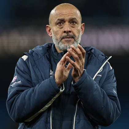 Premier League Manchester City v West Ham United Nuno Espirito Santo manager of West Ham United applauds the fans after the final whistle during the Premier League match Manchester City vs West Ham United at Etihad Stadium, Manchester, United Kingdom, 20th December 2025 (Photo by Mark Cosgrove News Images) Manchester Etihad Stadium Manchester United, ManU Kingdom Copyright: xMarkxCosgrove NewsxImagesx