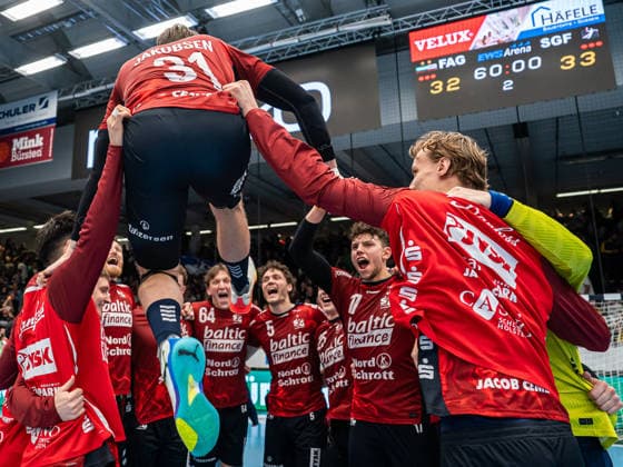 Emil Manfeldt Jakobsen (SG Flensburg-Handewitt, 31) feiert mit seiner Mannschaft, Frisch Auf Goeppingen vs. SG Flensburg-Handewitt, Handball, 1. Bundesliga, Herren, Spielzeit 2025 2026, 20.12.2025, Frisch Auf Goeppingen vs. SG Flensburg-Handewitt, Handball, 1. Bundesliga, Herren, Spielzeit 2025 2026, 20.12.2025 Goeppingen Copyright: xEibner-Pressefoto MichaelxSchmidx EP_MST