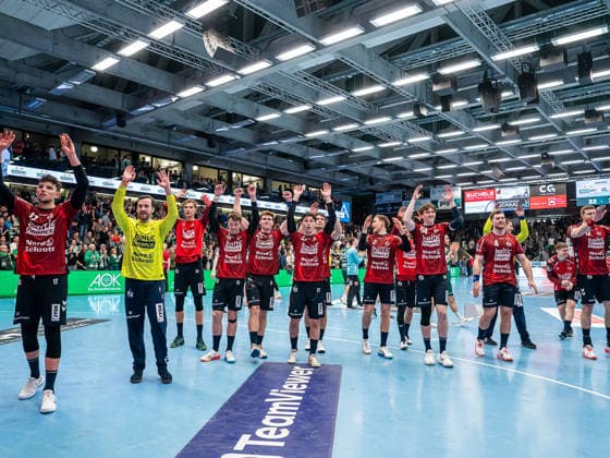 Die Mannschaft der SG Flensburgä-Handewitt bedankt sich bei den mitgereisten Fans, Frisch Auf Goeppingen vs. SG Flensburg-Handewitt, Handball, 1. Bundesliga, Herren, Spielzeit 2025 2026, 20.12.2025, Frisch Auf Goeppingen vs. SG Flensburg-Handewitt, Handball, 1. Bundesliga, Herren, Spielzeit 2025 2026, 20.12.2025 Goeppingen Copyright: xEibner-Pressefoto MichaelxSchmidx EP_MST