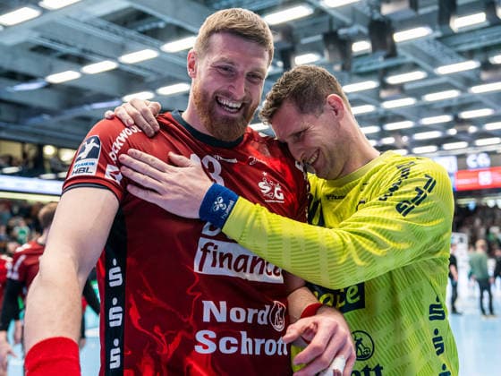 Blaz Blagotinsek (SG Flensburg-Handewitt, 43) und Kevin Moller (SG Flensburg-Handewitt, 20) freuen sich nach dem Sieg, Frisch Auf Goeppingen vs. SG Flensburg-Handewitt, Handball, 1. Bundesliga, Herren, Spielzeit 2025 2026, 20.12.2025, Frisch Auf Goeppingen vs. SG Flensburg-Handewitt, Handball, 1. Bundesliga, Herren, Spielzeit 2025 2026, 20.12.2025 Goeppingen Copyright: xEibner-Pressefoto MichaelxSchmidx EP_MST