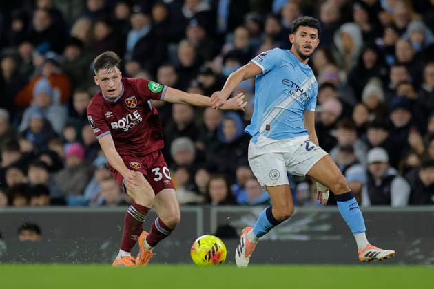 Manchester City v West Ham United Premier League 20 12 2025. Oliver Scarles (30) of West Ham United and Matheus Nunes (27) of Manchester City challenge for the ball during the Premier League match between Manchester City and West Ham United at the Etihad Stadium, Manchester, England on 20 December 2025. Manchester Etihad Stadium Manchester England Editorial use only DataCo restrictions apply See www.football-dataco.com , Copyright: xConorxMolloyx PSI-23451-0094