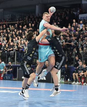 20.12.2025 - Handball - 1. Bundesliga DAIKIN HBL - Saison 2025 2026 - 18. Spieltag: HC Erlangen Metropolregion Nürnberg HCE - MT Melsungen - DaMa - xdaxmax - Tobias Buck (39, HC Erlangen HCE ) Dainis Kristopans (10, MT Melsungen ) Florian Scheerer (10, HC Erlangen HCE )