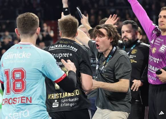 20.12.2025 - Handball - 1. Bundesliga DAIKIN HBL - Saison 2025 2026 - 18. Spieltag: HC Erlangen Metropolregion Nürnberg HCE - MT Melsungen - DaMa - xdaxmax - Johannes Sellin ( Trainer HC Erlangen HCE ) zeigt an gestikuliert dirigiert gibt Anweisungen an Viggo Kristjansson (73, HC Erlangen HCE )