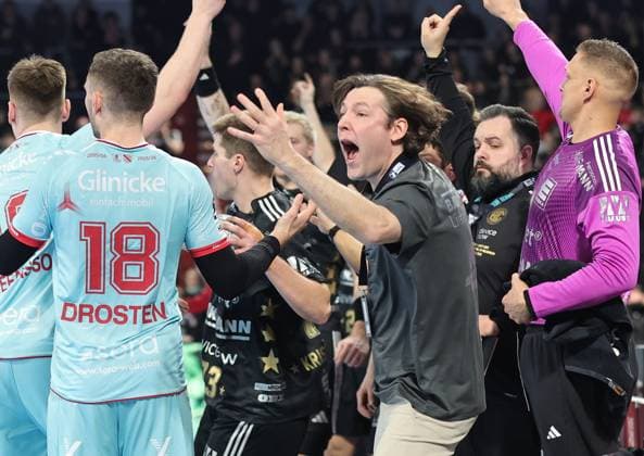 20.12.2025 - Handball - 1. Bundesliga DAIKIN HBL - Saison 2025 2026 - 18. Spieltag: HC Erlangen Metropolregion Nürnberg HCE - MT Melsungen - DaMa - xdaxmax - Johannes Sellin ( Trainer HC Erlangen HCE ) zeigt an gestikuliert dirigiert gibt Anweisungen