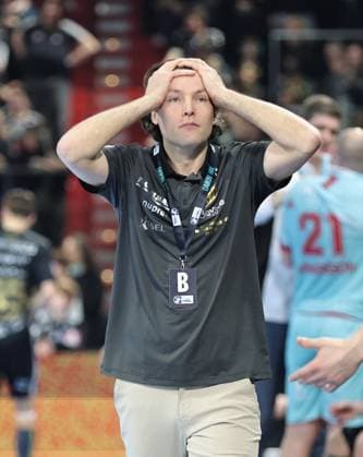 20.12.2025 - Handball - 1. Bundesliga DAIKIN HBL - Saison 2025 2026 - 18. Spieltag: HC Erlangen Metropolregion Nürnberg HCE - MT Melsungen - DaMa - xdaxmax - Johannes Sellin ( Trainer HC Erlangen HCE ) nachdenklich enttäuscht Enttäuschung