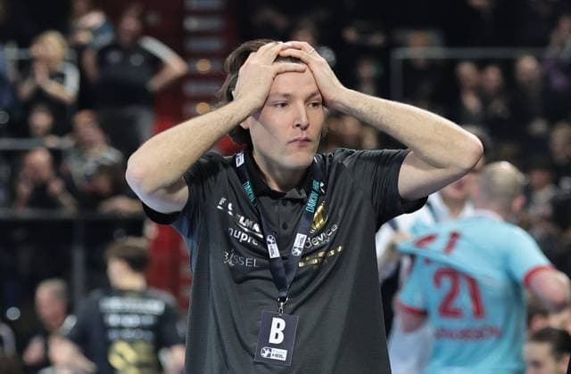 20.12.2025 - Handball - 1. Bundesliga DAIKIN HBL - Saison 2025 2026 - 18. Spieltag: HC Erlangen Metropolregion Nürnberg HCE - MT Melsungen - DaMa - xdaxmax - Johannes Sellin ( Trainer HC Erlangen HCE ) nachdenklich enttäuscht Enttäuschung