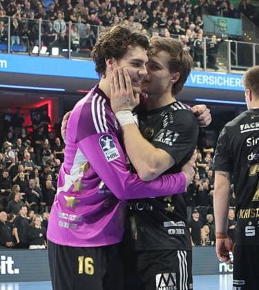 20.12.2025 - Handball - 1. Bundesliga DAIKIN HBL - Saison 2025 2026 - 18. Spieltag: HC Erlangen Metropolregion Nürnberg HCE - MT Melsungen - DaMa - xdaxmax - Jubel Freude - Tin Herceg (16, HC Erlangen HCE ) Christopher Bissel (21, HC Erlangen HCE )