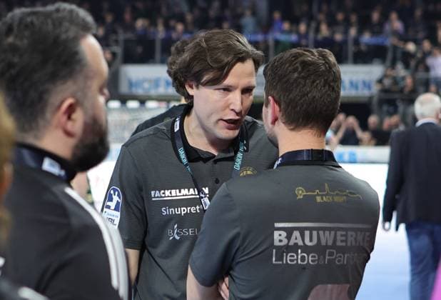 20.12.2025 - Handball - 1. Bundesliga DAIKIN HBL - Saison 2025 2026 - 18. Spieltag: HC Erlangen Metropolregion Nürnberg HCE - MT Melsungen - DaMa - xdaxmax - Johannes Sellin ( Trainer HC Erlangen HCE ) Prof. Dr. Matthias Obinger ( Kaderplaner HC Erlangen HCE )