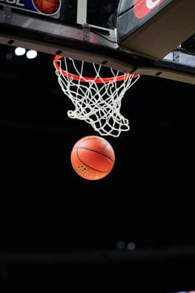 Stimmungsbild, Ball im Korb, GER, ALBA Berlin vs. Ratiopharm Ulm, Basketball Herren, easy Credit BBL, Saison 2025 2026, 11. Spieltag, 20.12.2025 GER, ALBA Berlin vs. Ratiopharm Ulm, Basketball Herren, easy Credit BBL, Saison 2025 2026, 11. Spieltag, 20.12.2025 Berlin