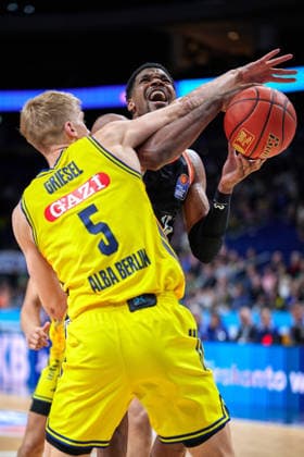 Sam Griesel (Alba Berlin, 05), Justin Simon (Ratiopharm Ulm, 15), GER, ALBA Berlin vs. Ratiopharm Ulm, Basketball Herren, easy Credit BBL, Saison 2025 2026, 11. Spieltag, 20.12.2025 GER, ALBA Berlin vs. Ratiopharm Ulm, Basketball Herren, easy Credit BBL, Saison 2025 2026, 11. Spieltag, 20.12.2025 Berlin