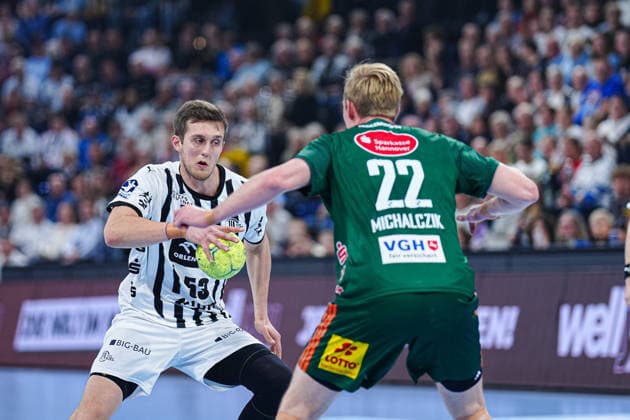 Nikola Bilyk (THW Kiel, 53), Marian Michalczik (TSV Hannover-Burgdorf, 22) GER, THW Kiel vs. TSV Hannover-Burgdorf, Handball, 1. Bundesliga, Spieltag 18, Saison 2025 2026, 20.12.2025 GER, THW Kiel vs. TSV Hannover-Burgdorf, Handball, 1. Bundesliga, Spieltag 18, Saison 2025 2026, 20.12.2025 Kiel Copyright: xEibner-Pressefoto MarcelxvonxFehrnx EP_MFN
