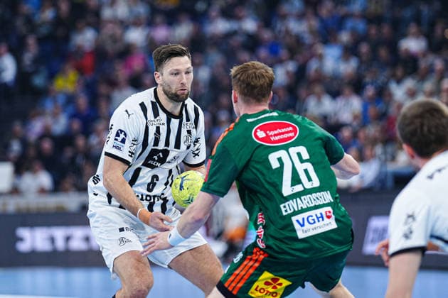 Harald Reinkind (THW Kiel, 06), Jonathan Edvardsson (TSV Hannover-Burgdorf, 26) GER, THW Kiel vs. TSV Hannover-Burgdorf, Handball, 1. Bundesliga, Spieltag 18, Saison 2025 2026, 20.12.2025 GER, THW Kiel vs. TSV Hannover-Burgdorf, Handball, 1. Bundesliga, Spieltag 18, Saison 2025 2026, 20.12.2025 Kiel Copyright: xEibner-Pressefoto MarcelxvonxFehrnx EP_MFN
