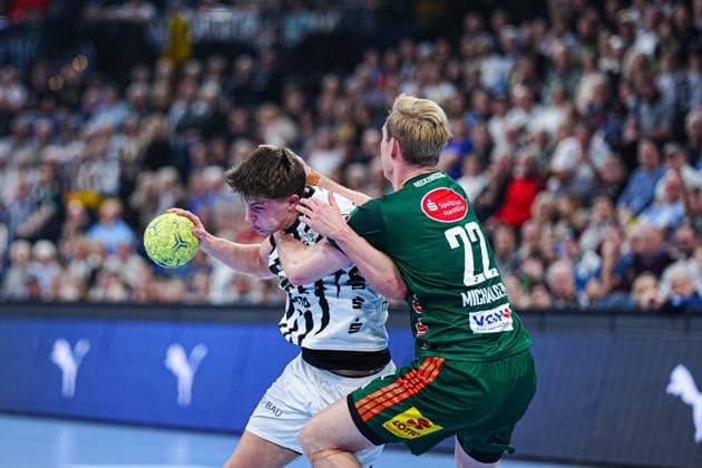 Rasmus Ankermann (THW Kiel, 22), Marian Michalczik (TSV Hannover-Burgdorf, 22) GER, THW Kiel vs. TSV Hannover-Burgdorf, Handball, 1. Bundesliga, Spieltag 18, Saison 2025 2026, 20.12.2025 GER, THW Kiel vs. TSV Hannover-Burgdorf, Handball, 1. Bundesliga, Spieltag 18, Saison 2025 2026, 20.12.2025 Kiel Copyright: xEibner-Pressefoto MarcelxvonxFehrnx EP_MFN