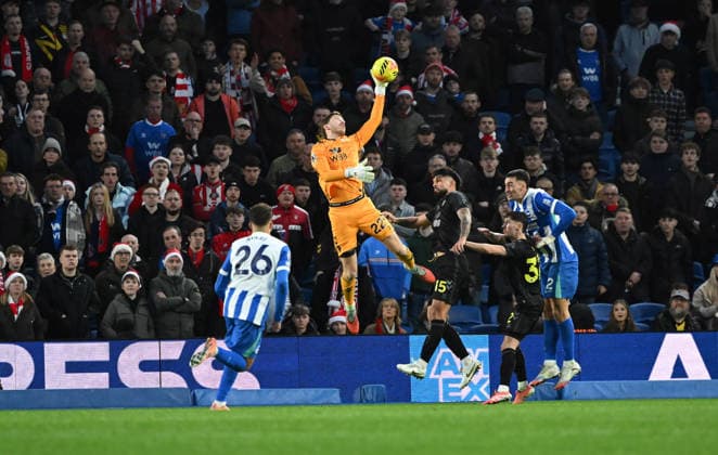 Robin Roefs of Sunderland makes a save during the Premier League match between Brighton and Hove Albion and Sunderland at the American Express Stadium, Brighton UK - Saturday 20th December 2025 Brighton v Sunderland Premier League Football, Amex Stadium, Sussex, UK - 20 Dec 2025Brighton Amex Stadium Sussex United Kingdom Editorial use only. No merchandising. For Football images FA and Premier League restrictions apply inc. no internet mobile usage without FAPL license - for details contact Football Dataco  Copyright: xLizxFinlayson TPI Shutterstockx 16159610bi