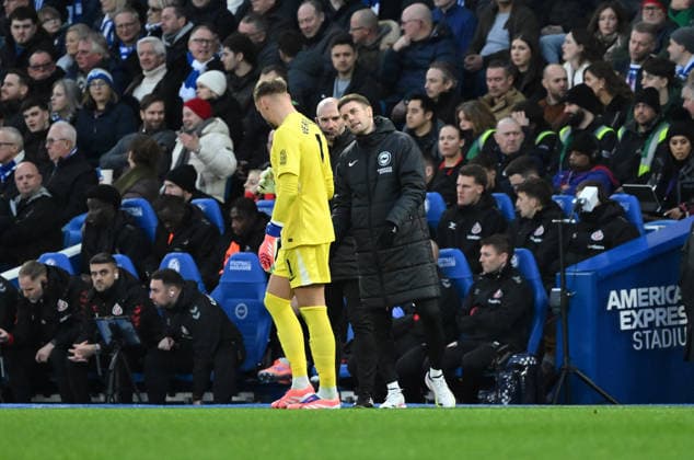 Brighton head coach Fabian Hurzeler has words with Bart Verbruggen of Brighton during the Premier League match between Brighton and Hove Albion and Sunderland at the American Express Stadium, Brighton UK - Saturday 20th December 2025 Brighton v Sunderland Premier League Football, Amex Stadium, Sussex, UK - 20 Dec 2025Brighton Amex Stadium Sussex United Kingdom Editorial use only. No merchandising. For Football images FA and Premier League restrictions apply inc. no internet mobile usage without FAPL license - for details contact Football Dataco  Copyright: xLizxFinlayson TPI Shutterstockx 16159610bc