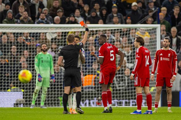 Football - FA Premier League - Tottenham Hotspur FC v Liverpool FC LONDON, ENGLAND - Saturday, December 20, 2025: Referee John Brooks shows Tottenham Hotspur s captain Cristian Romero a red card for a second bookable offence during the FA Premier League match between Tottenham Hotspur FC and Liverpool FC at the Tottenham Hotspur Stadium. (Photo by David Rawcliffe Propaganda) LONDON Tottenham Hotspur Stadium GREATER LONDON ENGLAND  Copyright: xDavidxRawcliffex P2025-12-20-Tottenham_Liverpool-91