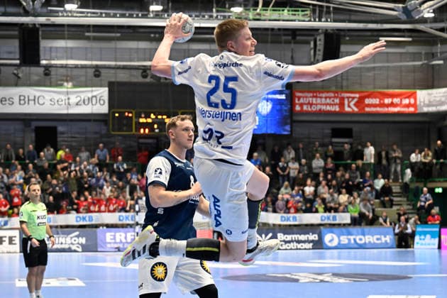 DAIKIN 1.Handball - Bundesliga - 25 26 - 18. Spieltag: Bergischer HC - TBV Lemgo Lippe am 20.12.2025 in der Uni-Halle in Wuppertal Sprungwurf von Niels Versteijnen ( 25 TBV Lemgo)