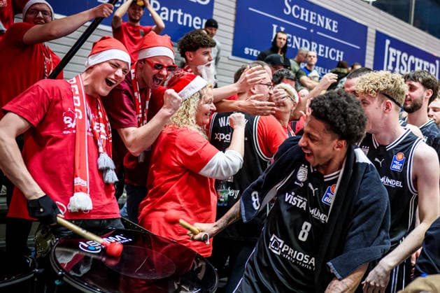 easycredit BBL Basketball Bundesliga 2025 2026 11. Spieltag 20.12.2025 Science City Jena vs BMA365 Bamberg Baskets Freude pur bei Bamberg. Demarcus Demonia nach dem Sieg in Jena an der Trommel bei den Fans Sparkassen Arena