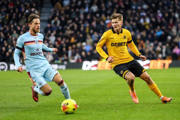 Ki-Jana Hoever (26 Wolves) on the ball during the Premier League football match between Wolverhampton Wanderers and Brentford at Molineux stadium in Wolverhampton, England Copyright: xNataliexMincher SPPx Sportspressphoto_SPR75567