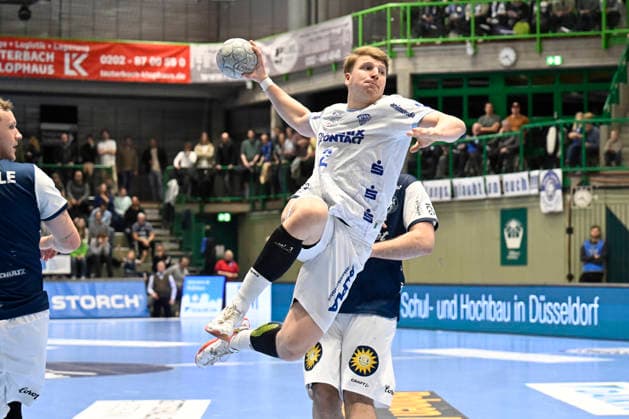DAIKIN 1.Handball - Bundesliga - 25 26 - 18. Spieltag: Bergischer HC - TBV Lemgo Lippe am 20.12.2025 in der Uni-Halle in Wuppertal Sprungwurf von Lukas Hutecek ( 2 TBV Lemgo)