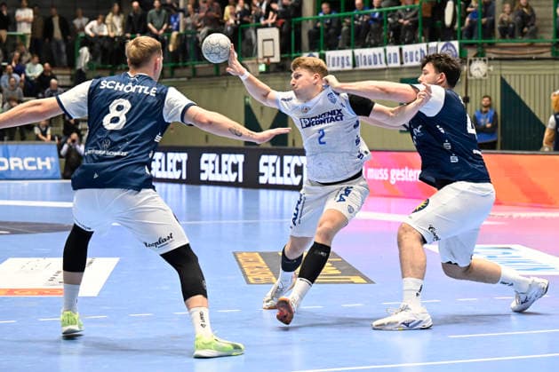DAIKIN 1.Handball - Bundesliga - 25 26 - 18. Spieltag: Bergischer HC - TBV Lemgo Lippe am 20.12.2025 in der Uni-Halle in Wuppertal Nico Schöttle ( 8 Bergischer HC) und Elias Scholtes ( 4 Bergischer HC) gegen Lukas Hutecek ( 2 TBV Lemgo)