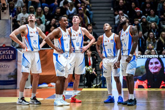 easycredit BBL Basketball Bundesliga 2025 2026 11. Spieltag 20.12.2025 Science City Jena vs BMA365 Bamberg Baskets enttäuscht und frustriert die Spieler von Jena nach der nächsten hohen Heimniederlage v.li. Lorenz Bank, Chris Carter, Joe Wieskamp, Eric Washington, Keith Braxton Sparkassen Arena