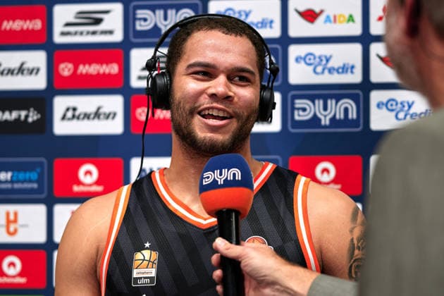 Christopher Ledlum (Ratiopharm Ulm, 04), im Interview, freut sich ueber Sieg, GER, ALBA Berlin vs. Ratiopharm Ulm, Basketball Herren, easy Credit BBL, Saison 2025 2026, 11. Spieltag, 20.12.2025 GER, ALBA Berlin vs. Ratiopharm Ulm, Basketball Herren, easy Credit BBL, Saison 2025 2026, 11. Spieltag, 20.12.2025 Berlin