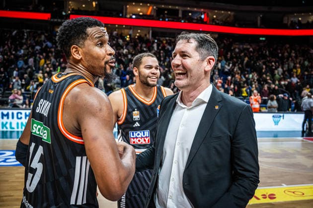 Basketball Berlin 20.12.2025 Saison 2025 2026 EasyCredit BBL 1. Bundesliga Männer, Herren Alba Berlin - ratiopharm Ulm Ty Harrelson (Ulm, Trainer) Justin Simon (Ulm, No.15)