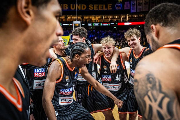 Basketball Berlin 20.12.2025 Saison 2025 2026 EasyCredit BBL 1. Bundesliga Männer, Herren Alba Berlin - ratiopharm Ulm Jubel Ulm Mohamed Diakite (Ulm, No.05) und andere