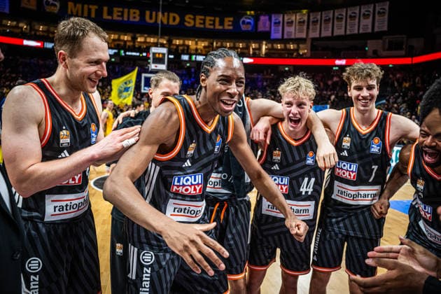 Basketball Berlin 20.12.2025 Saison 2025 2026 EasyCredit BBL 1. Bundesliga Männer, Herren Alba Berlin - ratiopharm Ulm Jubel Ulm Mohamed Diakite (Ulm, No.05) und andere