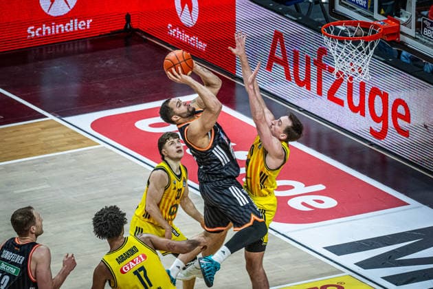 Basketball Berlin 20.12.2025 Saison 2025 2026 EasyCredit BBL 1. Bundesliga Männer, Herren Alba Berlin - ratiopharm Ulm Christopher Ledlum (Ulm, No.04) Moses Wood (Alba Berlin, No.11)