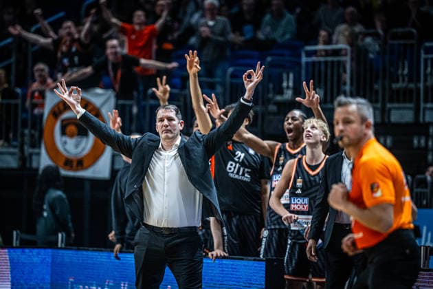 Basketball Berlin 20.12.2025 Saison 2025 2026 EasyCredit BBL 1. Bundesliga Männer, Herren Alba Berlin - ratiopharm Ulm Ty Harrelson (Ulm, Trainer) Jubel