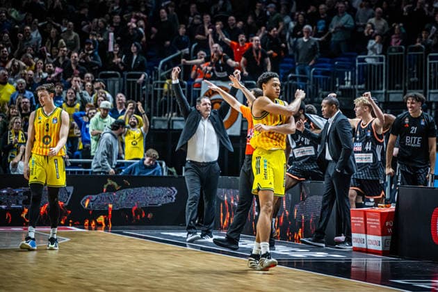 Basketball Berlin 20.12.2025 Saison 2025 2026 EasyCredit BBL 1. Bundesliga Männer, Herren Alba Berlin - ratiopharm Ulm Jack Kayil (Alba Berlin, No.07) niedergeschlagen Ty Harrelson (Ulm, Trainer) jubel