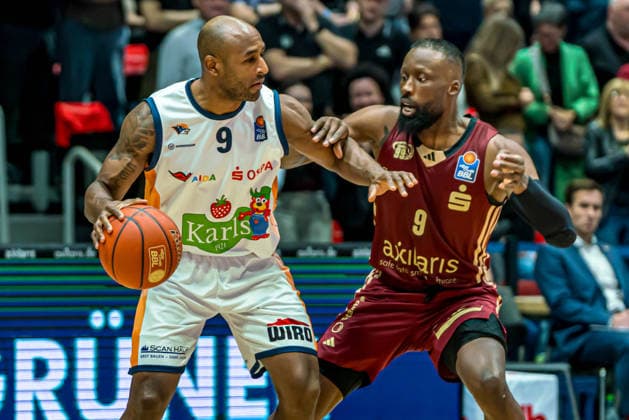 Chemnitz, Deutschland 20. Dezember 2025: 1.BBL - 2025 2026 - Niners Chemnitz vs. Rostock Seawolves Im Bild: v. li. im Zweikampf DeAndre Lansdowne (Rostock) und John Newman III (99) Copyright: xFotostandx xNachtigallx