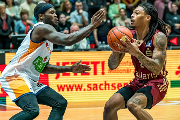 Chemnitz, Deutschland 20. Dezember 2025: 1.BBL - 2025 2026 - Niners Chemnitz vs. Rostock Seawolves Im Bild: v. li. im Zweikampf Kevin Yebo (99) und Nike Sibande (99) Copyright: xFotostandx xNachtigallx