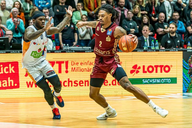 Chemnitz, Deutschland 20. Dezember 2025: 1.BBL - 2025 2026 - Niners Chemnitz vs. Rostock Seawolves Im Bild: v. li. im Zweikampf TJ Crockett Jr. (Rostock) und Nike Sibande (99) Copyright: xFotostandx xNachtigallx