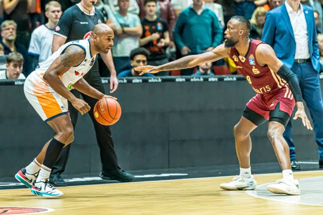 Chemnitz, Deutschland 20. Dezember 2025: 1.BBL - 2025 2026 - Niners Chemnitz vs. Rostock Seawolves Im Bild: v. li. im Zweikampf DeAndre Lansdowne (Rostock) und John Newman III (99) Copyright: xFotostandx xNachtigallx