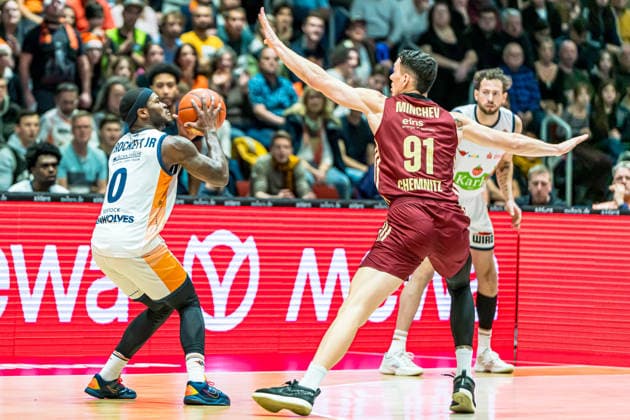 Chemnitz, Deutschland 20. Dezember 2025: 1.BBL - 2025 2026 - Niners Chemnitz vs. Rostock Seawolves Im Bild: v. li. im Zweikampf TJ Crockett Jr. (Rostock) und Yordan Minchev (99) Copyright: xFotostandx xNachtigallx