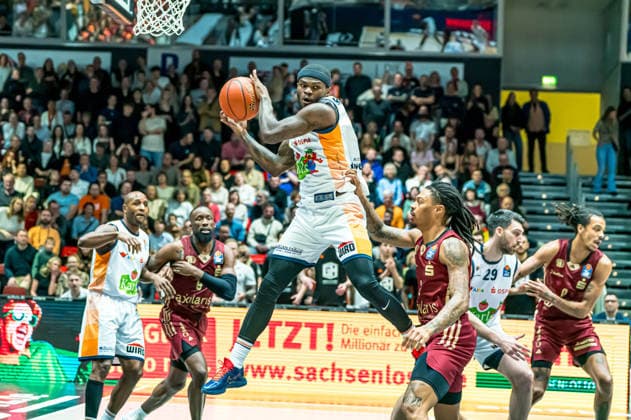 Chemnitz, Deutschland 20. Dezember 2025: 1.BBL - 2025 2026 - Niners Chemnitz vs. Rostock Seawolves Im Bild: Copyright: xFotostandx xNachtigallx