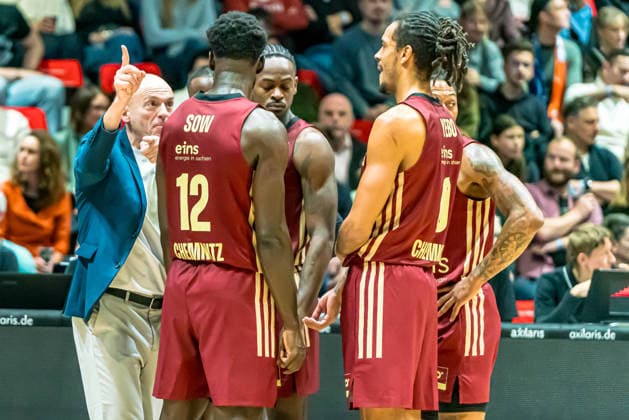 Chemnitz, Deutschland 20. Dezember 2025: 1.BBL - 2025 2026 - Niners Chemnitz vs. Rostock Seawolves Im Bild: Head Coach Rodrigo Pastore (99) 1.v.li. mit seinen Mannschaftskollegen, Copyright: xFotostandx xNachtigallx