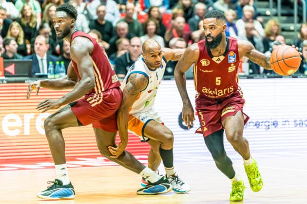 Chemnitz, Deutschland 20. Dezember 2025: 1.BBL - 2025 2026 - Niners Chemnitz vs. Rostock Seawolves Im Bild: v. li. im Zweikampf Amadou Sow (99),DeAndre Lansdowne (Rostock) und Corey Davis (99) Copyright: xFotostandx xNachtigallx