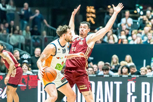 Chemnitz, Deutschland 20. Dezember 2025: 1.BBL - 2025 2026 - Niners Chemnitz vs. Rostock Seawolves Im Bild: v. li. im Zweikampf Sid-Marlon Theis (Rostock) und Yordan Minchev (99) Copyright: xFotostandx xNachtigallx