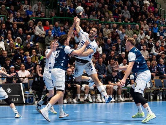 Tim Suton (TBV Lemgo Lippe, 23) beim Torwurf, wird von Soeren Steinhaus (Bergischer HC, 53) gestoert Bergischer HC vs. TBV Lemgo Lippe, Handball, 1. Bundesliga, 18. Spieltag, Saison 2025 2026, 20.12.2025 Bergischer HC vs. TBV Lemgo Lippe, Handball, 1. Bundesliga, 18. Spieltag, Saison 2025 2026, 20.12.2025 Wuppertal Copyright: xEibner-Pressefoto DamianxKruczynx EP_DKI