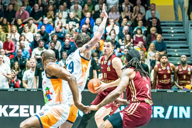 Chemnitz, Deutschland 20. Dezember 2025: 1.BBL - 2025 2026 - Niners Chemnitz vs. Rostock Seawolves Im Bild: Copyright: xFotostandx xNachtigallx