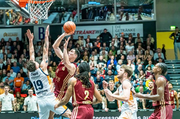 Chemnitz, Deutschland 20. Dezember 2025: 1.BBL - 2025 2026 - Niners Chemnitz vs. Rostock Seawolves Im Bild: v. li. im Zweikampf Sid-Marlon Theis (Rostock) und Yordan Minchev (99) Copyright: xFotostandx xNachtigallx